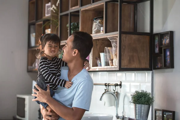 Schöner Moment mit Papa zu Hause — Stockfoto