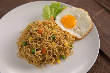 Mie goreng veya kızarmış şehriye