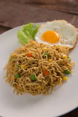 Mie goreng veya kızarmış şehriye