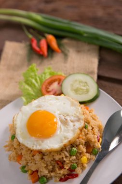 Nasi goreng veya kızarmış pilav