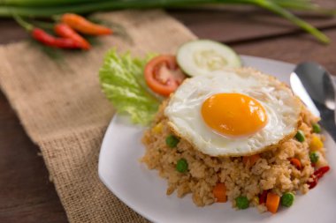 Nasi goreng veya kızarmış pilav
