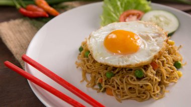 Mie goreng veya kızarmış şehriye