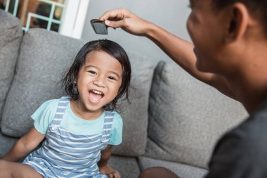 Baba evde ile güzel an