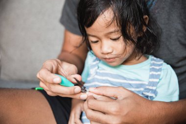 eller üzerinde kesme çivi baba