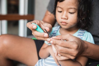 eller üzerinde kesme çivi baba