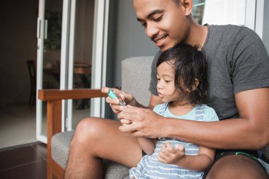 eller üzerinde kesme çivi baba