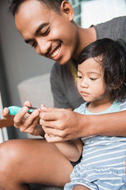 eller üzerinde kesme çivi baba