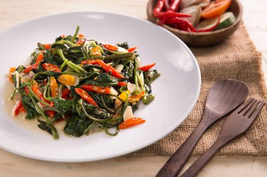 Kızarmış su ıspanak veya kah kangkung karıştırın