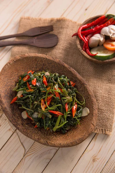 Mescolare gli spinaci fritti o cah kangkung — Foto Stock