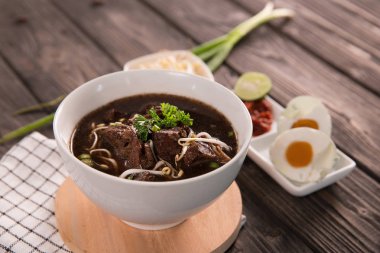 Rawon. Geleneksel Endonezya sığır çorbası siyah
