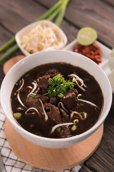 Rawon. zuppa nera tradizionale di manzo indonesiano — Foto Stock