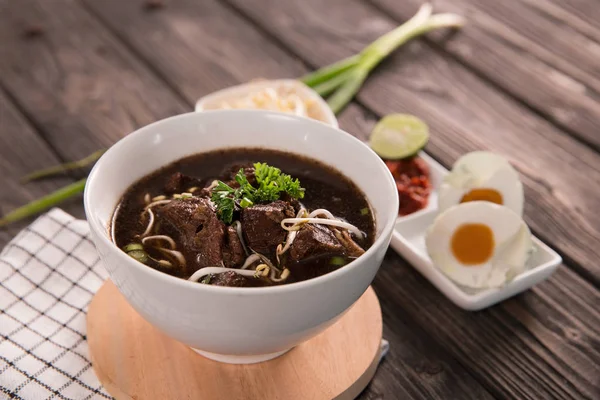 Rawon. soupe traditionnelle indonésienne de bœuf noir — Photo