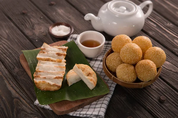 Onde onde i gandos. tradycyjne dania kuchni indonezyjskiej — Zdjęcie stockowe
