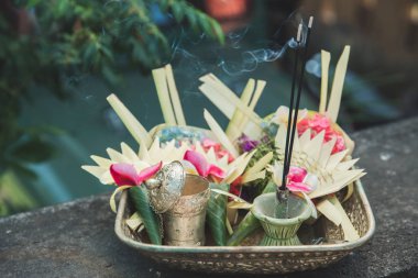 Bali dili Hindular tarafından teşekkür yapılan günlük teklifleri canang sari