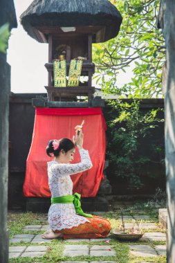 Bali dili kadın üzerinde küçük türbelerin evlerde Tapınağı'nda dua
