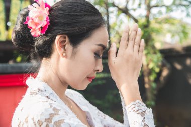 Bali dili kadın üzerinde küçük türbelerin evlerde Tapınağı'nda dua