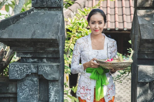 Balijski kobieta nosi tradycyjne stroje, przynosząc canang sari — Zdjęcie stockowe