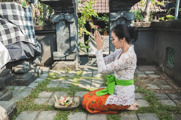 Mujer balinesa rezando en el templo en pequeños santuarios en casas — Foto de Stock