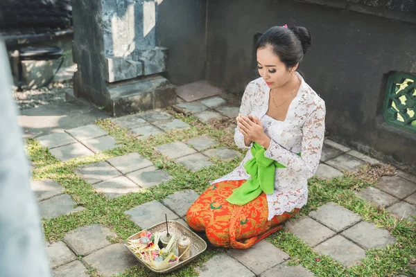 Mujer balinesa rezando en el templo en pequeños santuarios en casas — Foto de Stock