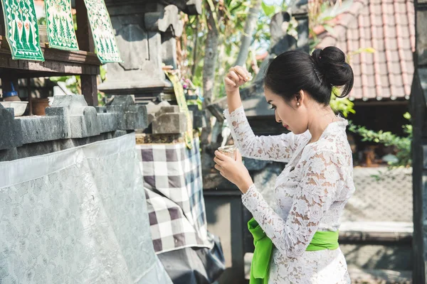 Balinese mulher fazendo ritual oferecendo canang sari e orando em — Fotografia de Stock