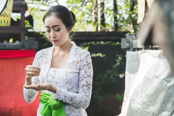 Балийская женщина совершает ритуальные молитвы в храме — стоковое фото