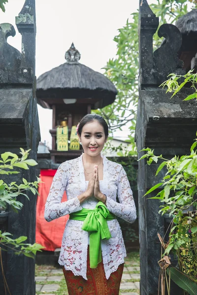 Mulher balinesa com roupas tradicionais e gestos de boas-vindas smi — Fotografia de Stock