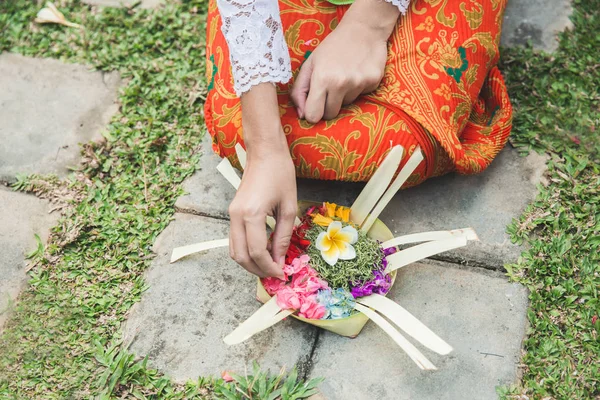 Balinesa haciendo ritual ofreciendo sari canang y orando en —  Fotos de Stock