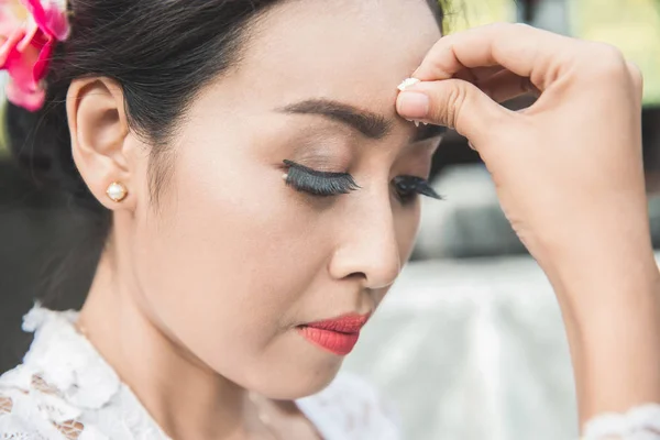 Balinese woman doing ritual praying at temple — Stock Photo, Image