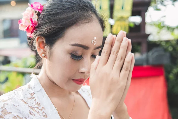 Mujer balinesa rezando en el templo en pequeños santuarios en casas — Foto de Stock