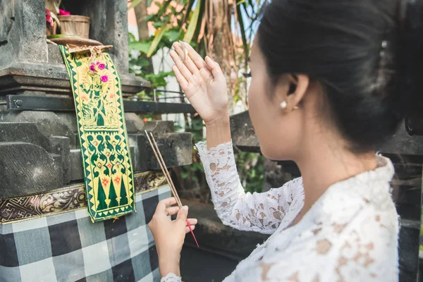 Balinesische Frau beim rituellen Darbringen von Canang Sari und beim Gebet — Stockfoto