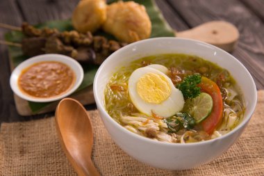 soto ayam. shreedded tavuk çorbası