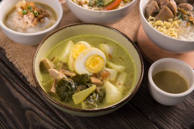 lontong sayur. çorba ile pirinç kek