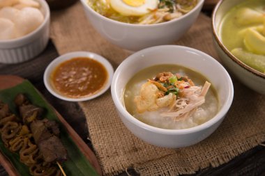 bubur ayam. çorba ile tavuk püresi