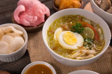 Soto ayam, körili tavuk çorbası