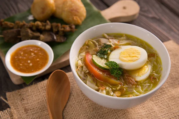 soto ayam. shreedded tavuk çorbası