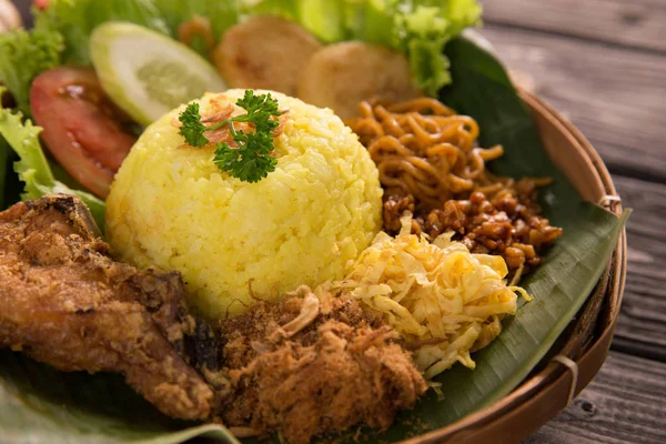 Nasi Kuning. arroz amarelo indonésio — Fotografia de Stock