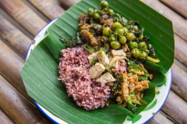geleneksel Cava kırmızı ya da kahverengi pirinç Endonezya mutfak tempe ve sebze ile servis