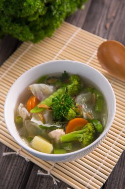 sayur sop veya sebze çorbası