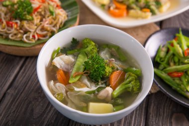 sayur sop veya sebze çorbası