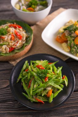 oseng buncis. kızartma fasulyesi karıştırın