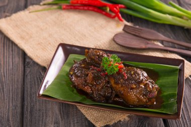 tavuk soysauce ve kırmızı biber ile