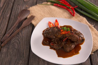 Ayam semur. Endonezya gıda soysauce ve kırmızı biber ile tavuk