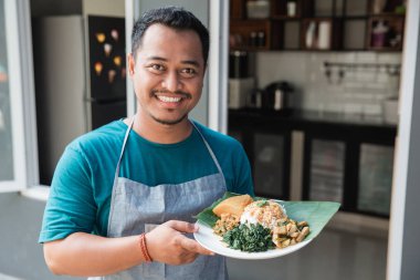 man carrying nasi padang