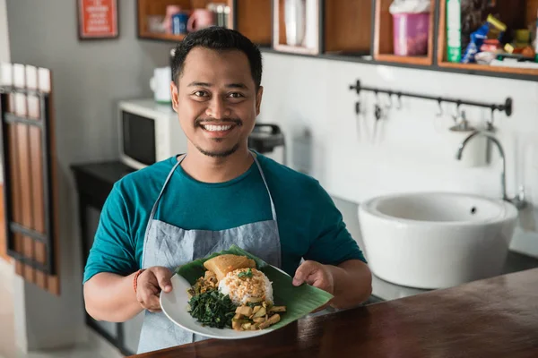 Homem carregando nasi padang — Fotografia de Stock