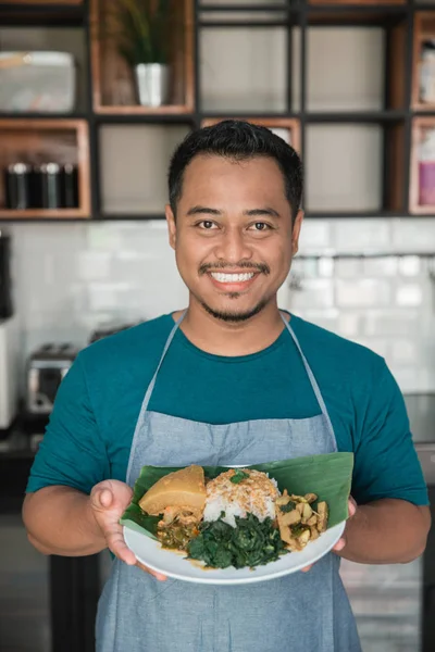 Man carrying nasi padang — 图库照片