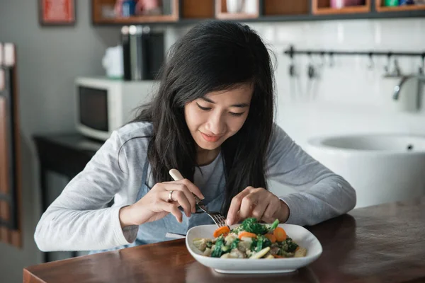 亚洲妇女准备食品 — 图库照片