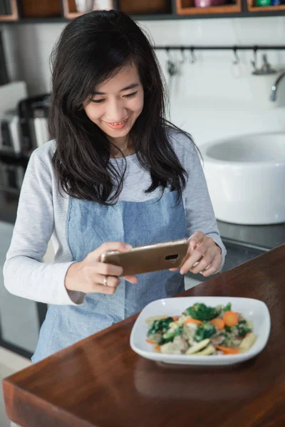 女性は食べ物の写真を撮る — ストック写真