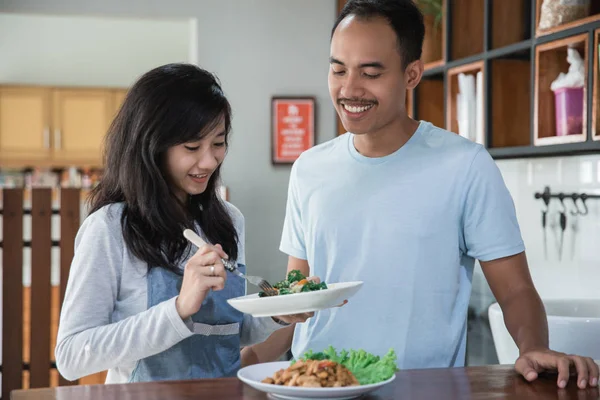 Aziatische paar in de keuken bereiden van voedsel — Stockfoto