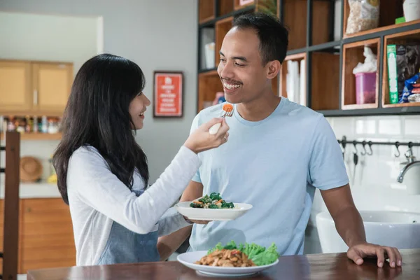Jonge Aziatische paar in de keuken koken — Stockfoto