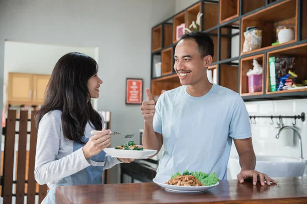 Aziatische paar in de keuken bereiden van voedsel — Stockfoto